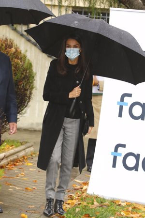 La Reina ha llevado al extremo su look working girl