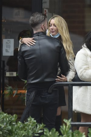 Mayka mira con pasión a su nuevo novio