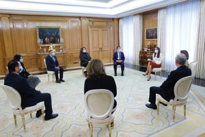 La Reina Letizia, muy elegante con una falda lápiz de cuero roja