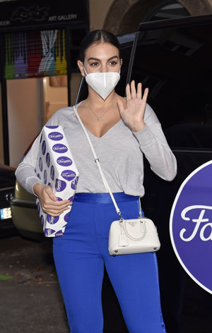 Georgina Rodríguez sale emocionada del Rastrillo Nuevo Futuro: 