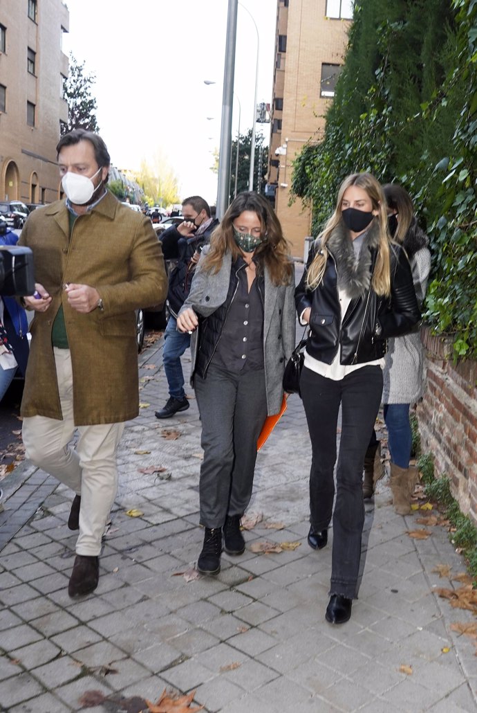 Sibi Montes y El Tato, con una amiga