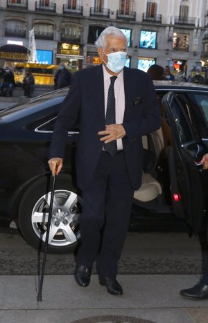 Mario Vargas Llosa, sin Isabel Preysler, ha recogido el premio Francisco Umbral de novela