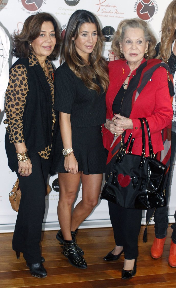 Elena Tablada, con su madre y su abuela