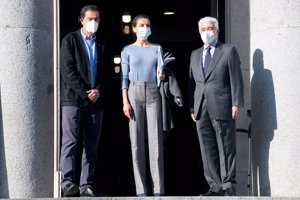 La Reina, con un pantalón gris y un jersey azul cielo