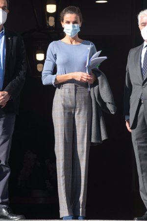 Doña Letizia, con numerosa documentación en la mano