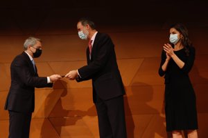 El Rey entrega el premio a Vicente Vallés ante la atenta mirada de la Reina