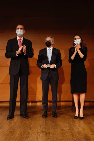 La Reina, con un sobrio y elegante vestido de Emporio Armani negro