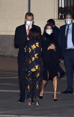 La Reina, con una elegante y estilosa capa negra