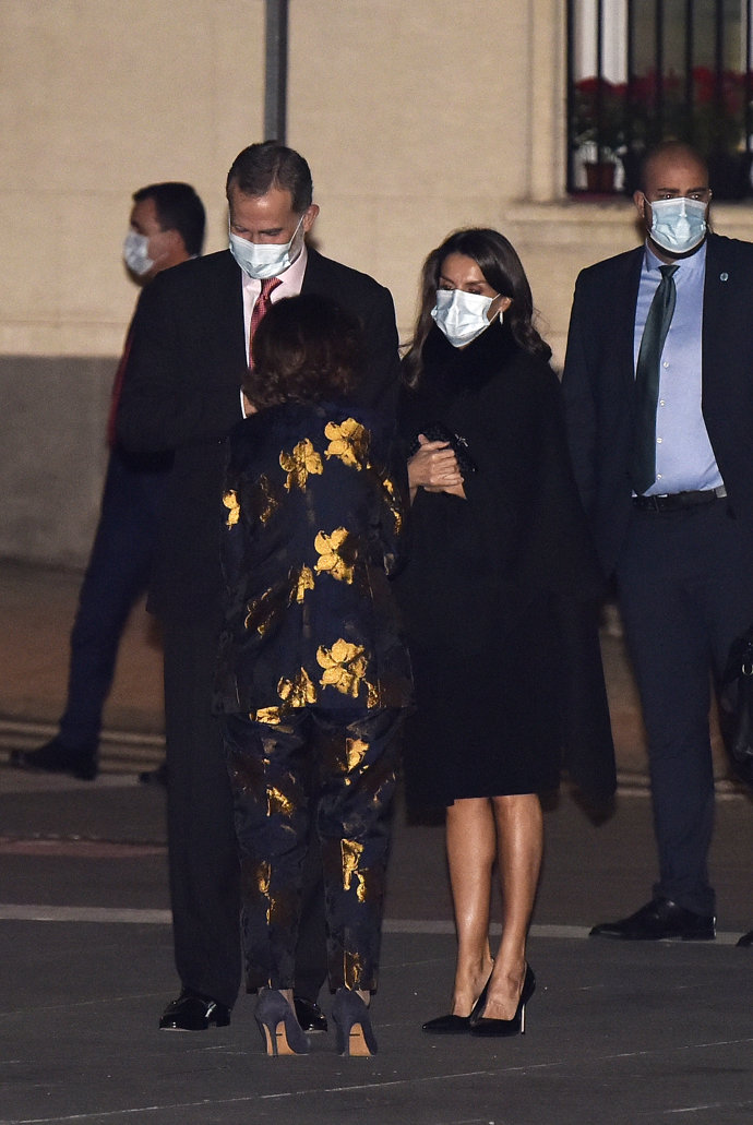 Doña Letizia, con una elegante capa negra