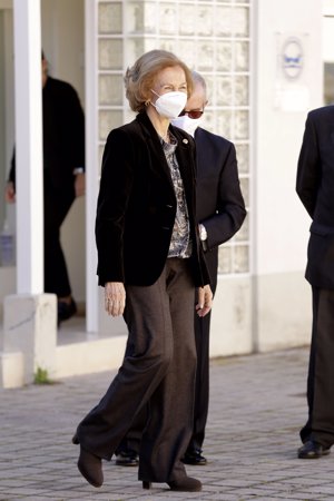 Doña Sofía ha lucido, bajo la mascarilla, la mejor de sus sonrisas