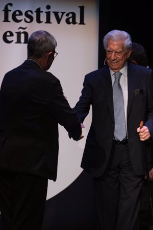 Mario Vargas Llosa e Isabel Preysler, a juego en la entrega del Premio Festival Eñe 2020