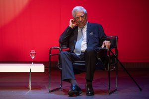 Mario Vargas Llosa e Isabel Preysler, a juego en la entrega del Premio Festival Eñe 2020