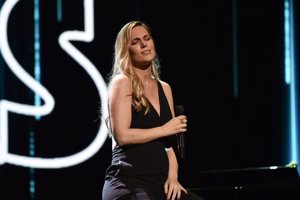Edurne luce, por primera vez, tripita de embaraza en uno de sus conciertos