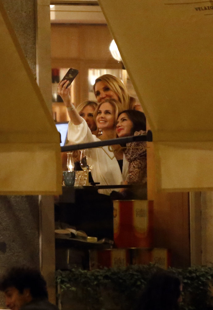 Genoveva Casanova, y sus amigas