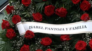 Isabel Pantoja ha enviado una corona de rosas rojas tras el fallecimiento de su consuegro