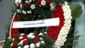 El club de fans de Isabel Pantoja también ha mandado una corona de flores