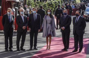 La Reina Letizia, espectacular con un conjunto de Carolina Herrera