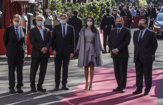 La Reina, con un conjunto malva de Carolina Herrera