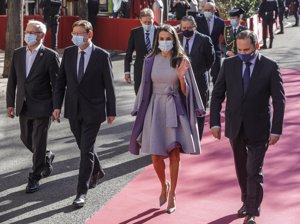 El bajo del vestido de Doña Letizia le jugó una mala pasada