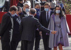 Doña Letizia ha recuperado un favorecedor conjunto en tonos malvas