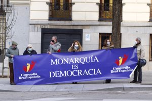Varias personas han mostrado su apoyo a la Monarquía con una pancarta