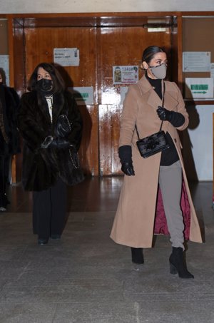 Elena Tablada y su madre, tras el funeral en memoria de la matriarca del clan