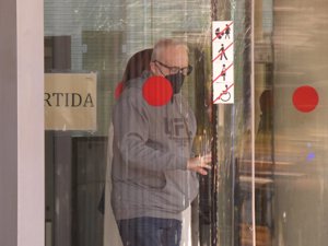 El productor saliendo de los juzgados