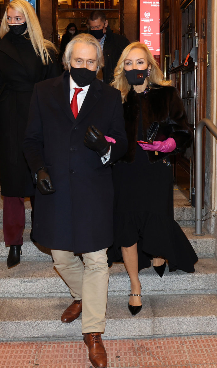 Carmen Lomana, muy bien acompañada