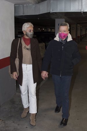 La pareja desmiente la crisis paseando de la mano