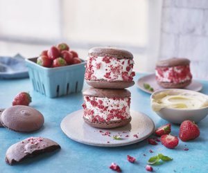 Baileys Macaron Ice Cream Sandwich