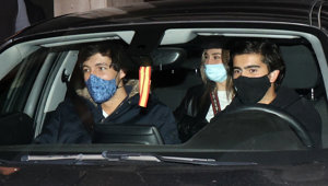 Jorge Bárcenas y sus amigos salen del local con Victoria Federica escondida en el coche