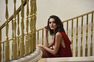Blanca Padilla regresa radiante a España para pasar la Navidad