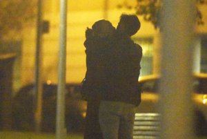 Cristina Castaño da rienda suelta a la pasión con un misterioso hombre en plena calle