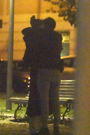 Cristina Castaño da rienda suelta a la pasión con un misterioso hombre en plena calle