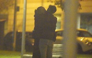 Cristina Castaño da rienda suelta a la pasión con un misterioso hombre en plena calle