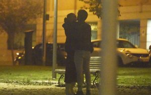 Cristina Castaño da rienda suelta a la pasión con un misterioso hombre en plena calle