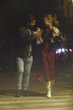 Cristina Castaño da rienda suelta a la pasión con un misterioso hombre en plena calle