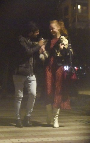 Cristina Castaño da rienda suelta a la pasión con un misterioso hombre en plena calle