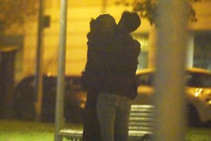 Cristina Castaño da rienda suelta a la pasión con un misterioso hombre en plena calle