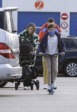 Lucas, divertido, iba sobre su patinete