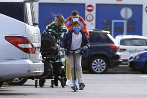 Fonsi Nieto disfrutó de una jornada de compras con su mujer y sus dos hijos