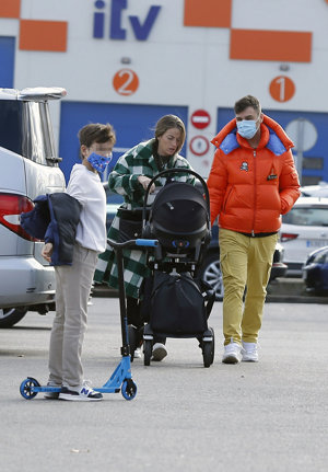El expiloto, con un llamativo abrigo color naranja y un pantalón amarillo