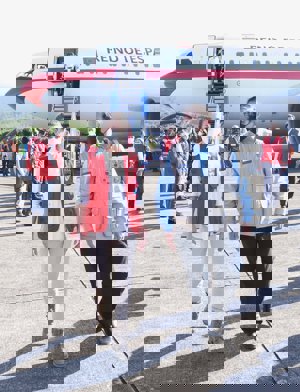 La monarca, con chaleco de cooperante