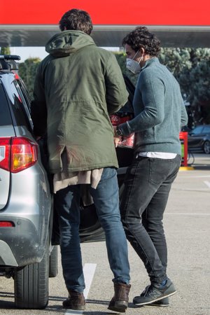 Para la ocasión, Íñigo y sus amigos pararon en una gasolinera a comprar cerveza y coca cola