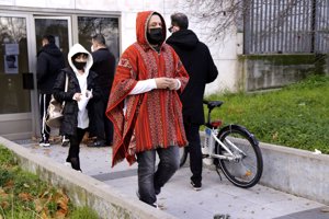 Rafael Amargo y su mujer tras firmar en los juzgados