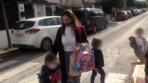 Irene Rosales llegó a casa con su hija y unos amiguitos de la niña