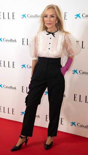 La socialité con un elegante look en blanco y negro