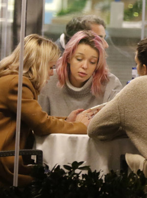 Zayra Gutierrez con amigas