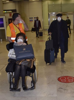Plácido Domingo y Marta Ornelas a su llegada a Madrid