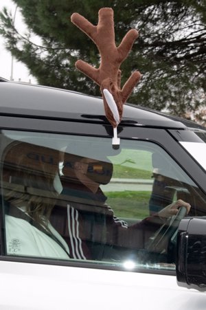 Guti y Romina llevan unos originales cuernos de reno en el coche